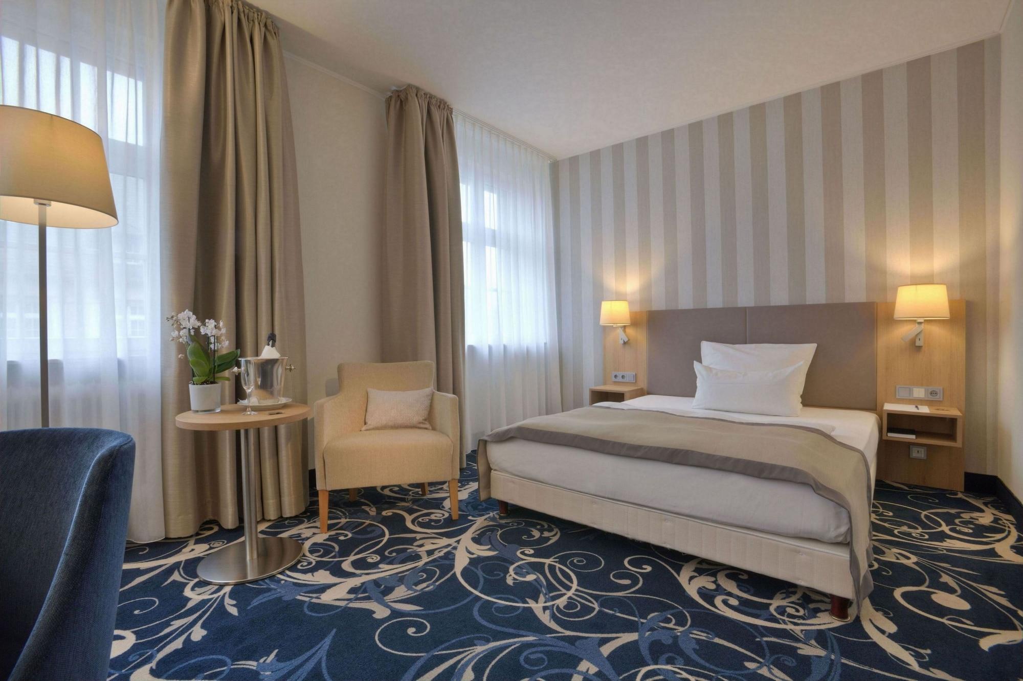 ชลอสโฮเต็ล คาร์ลสรูเออ Hotel คาร์ลสรูเฮอ ภายนอก รูปภาพ