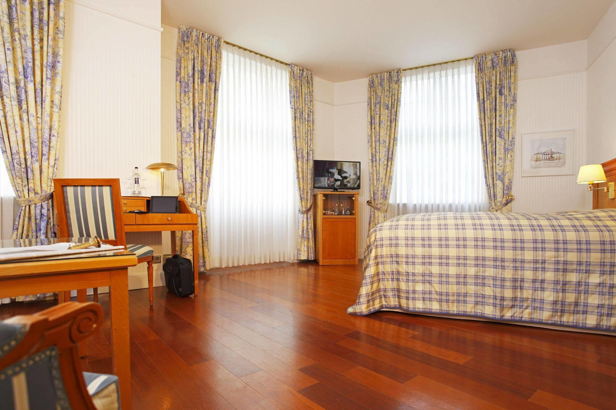 ชลอสโฮเต็ล คาร์ลสรูเออ Hotel คาร์ลสรูเฮอ ภายนอก รูปภาพ
