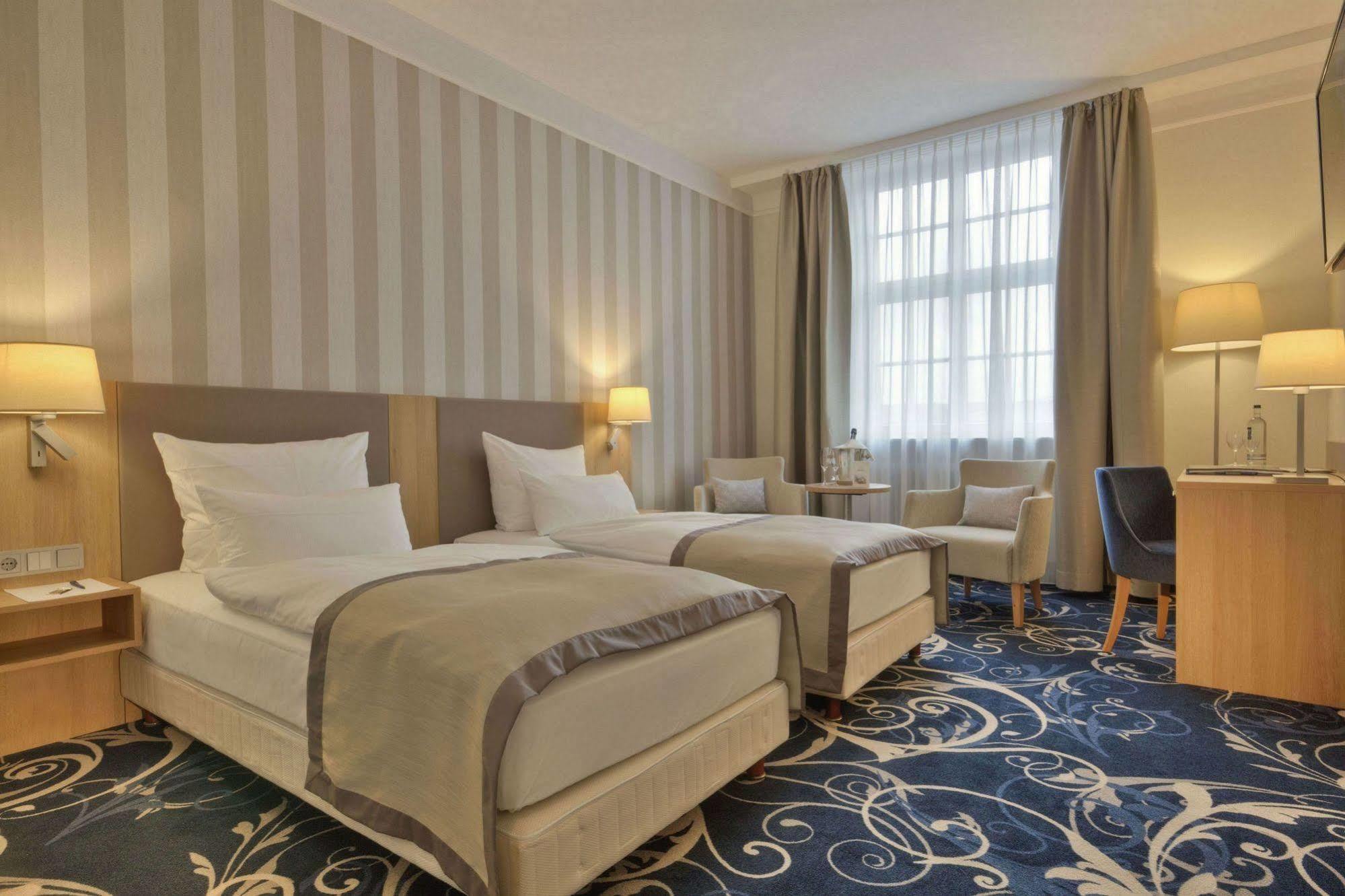 ชลอสโฮเต็ล คาร์ลสรูเออ Hotel คาร์ลสรูเฮอ ภายนอก รูปภาพ