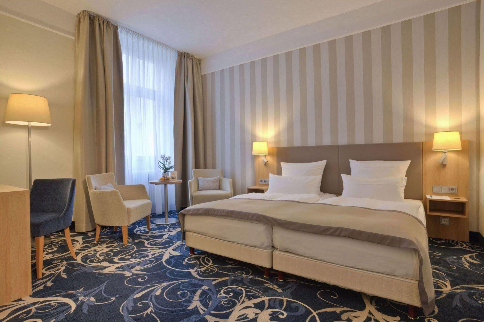 ชลอสโฮเต็ล คาร์ลสรูเออ Hotel คาร์ลสรูเฮอ ภายนอก รูปภาพ